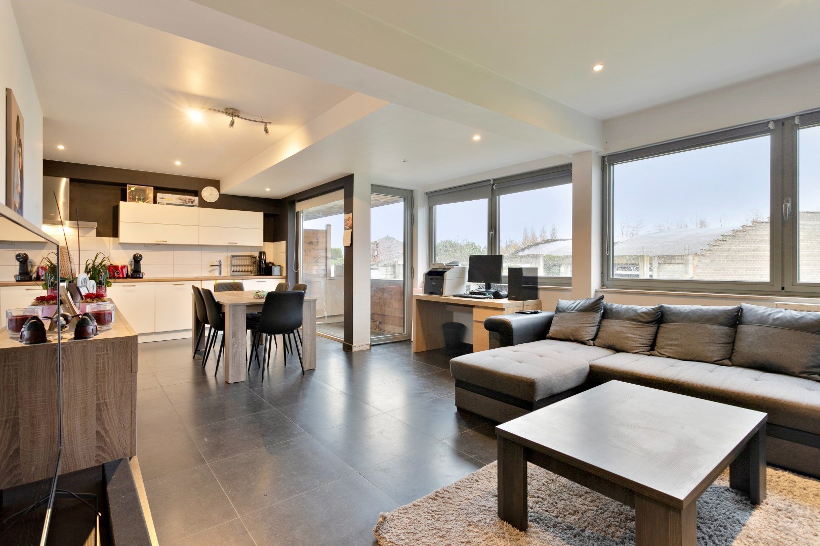 Recent lichtrijk 2slpk-appartement met terras, garagebox en kelder 