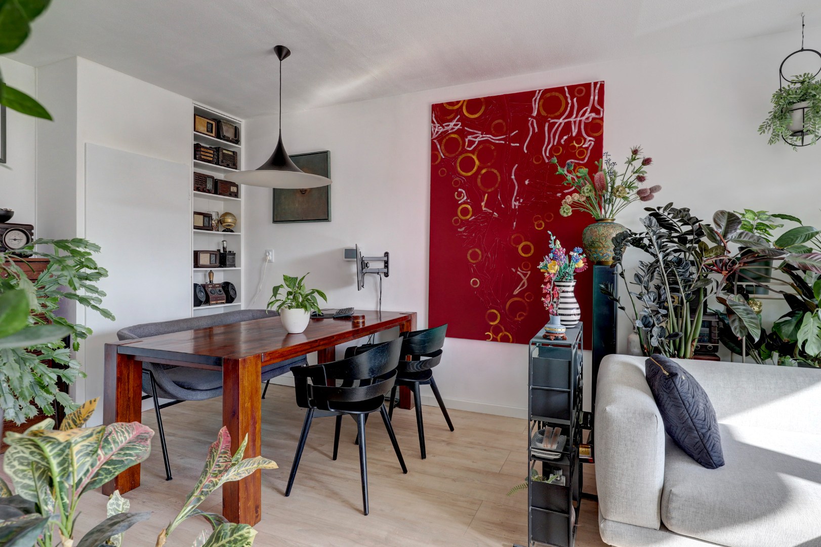 Woon-aanbieding 2 voor de prijs van één! Verrassend ruime 5-kamer woning, zonnige achtertuin, 2 keukens, 2 badkamers, parkeergelegenheid voor de deur.. 