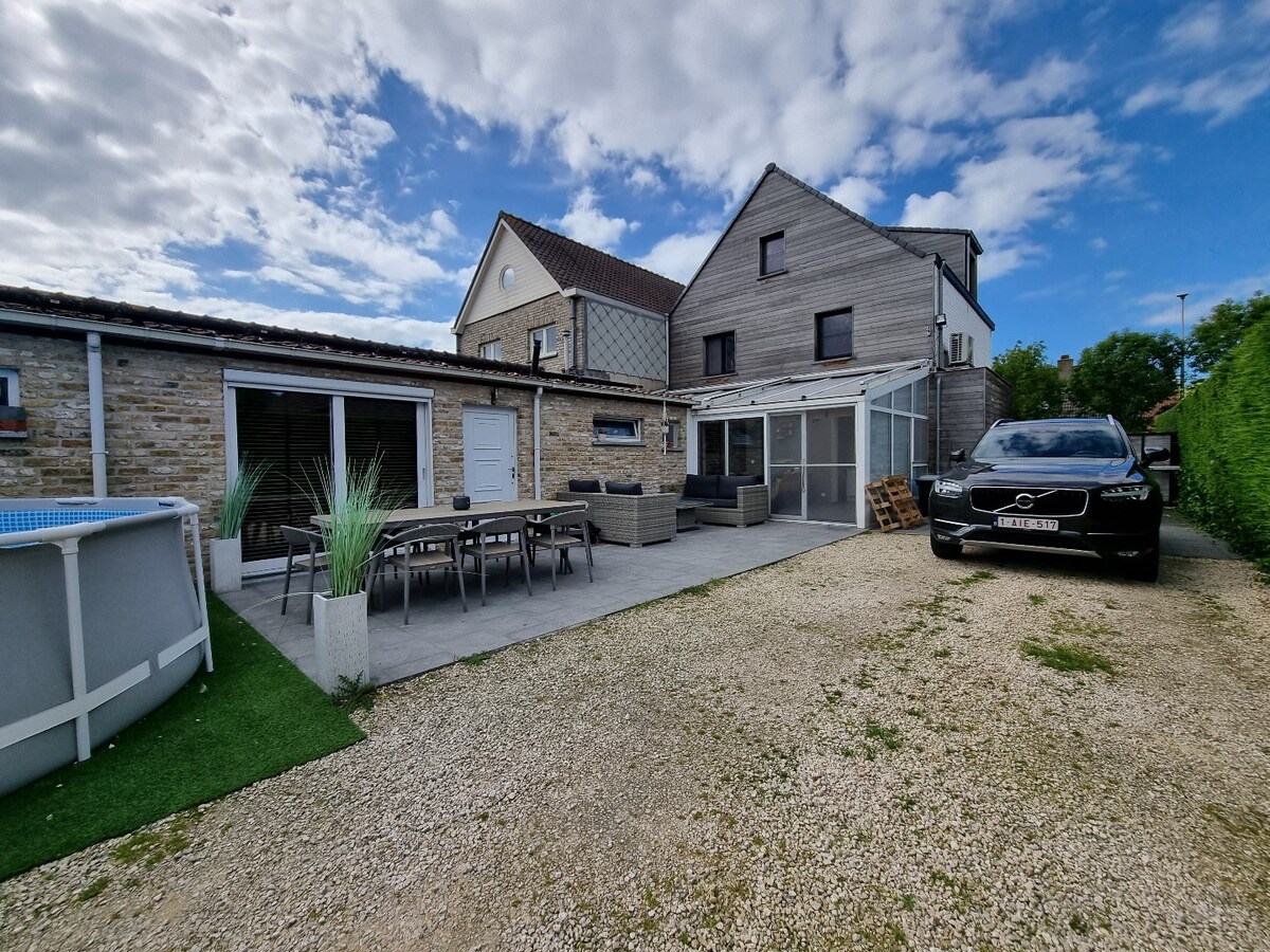 Prachtige, volledig gerenoveerde halfopen bebouwing op groot perceel van 842m² 