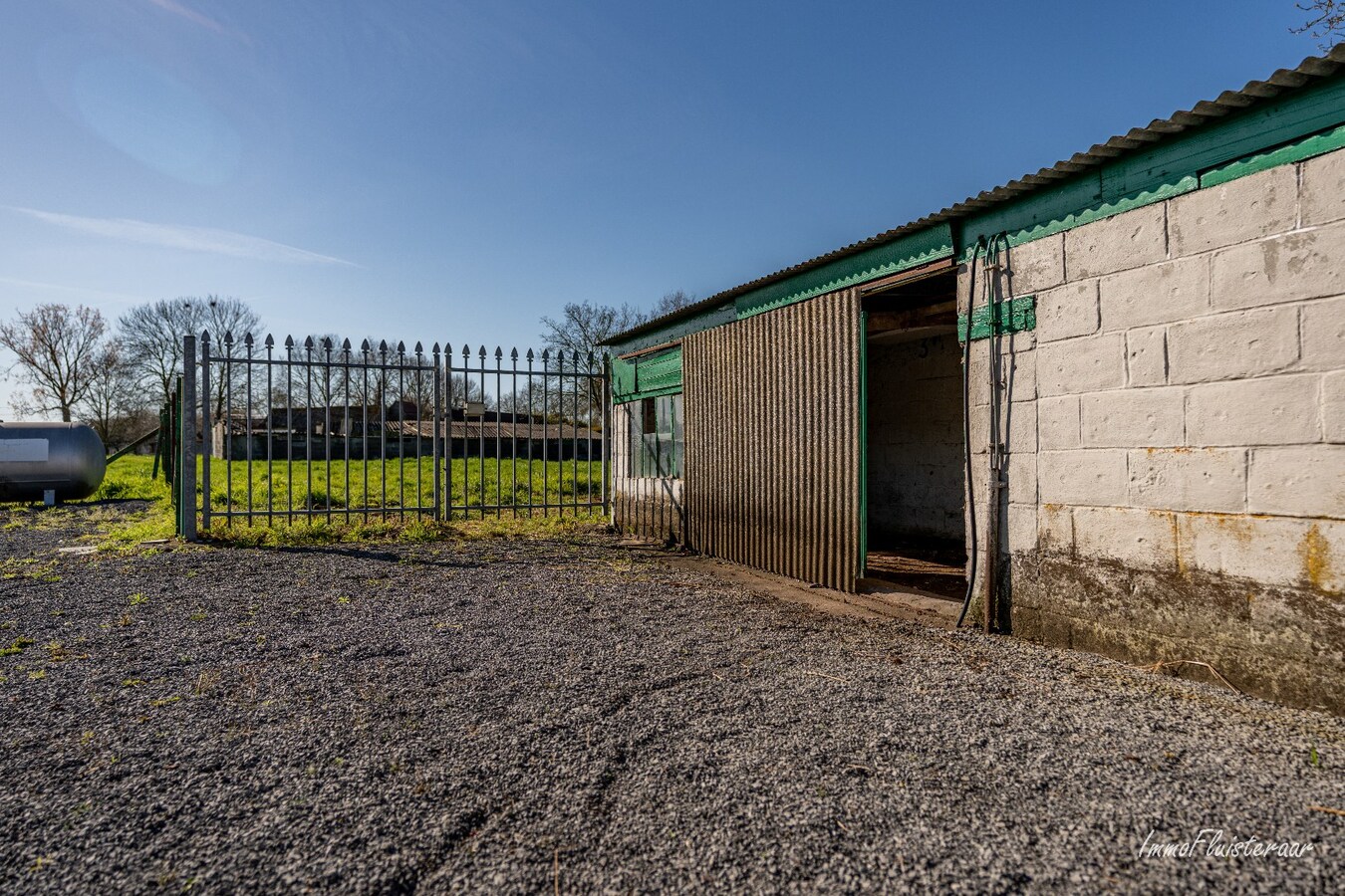 Renovated farmhouse with stables and pasture on approximately 1.7 hectares in Nazareth. 