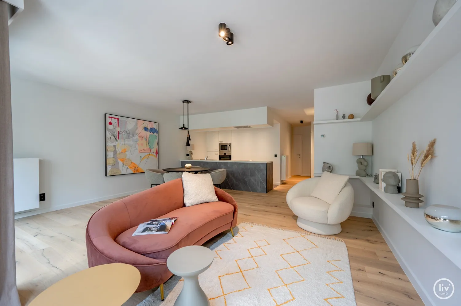 Gerenoveerd appartement met 2 volwaardige slaapkamers gelegen op de Lippenslaan te Knokke vlakbij het Vanbunnenplein te Knokke.