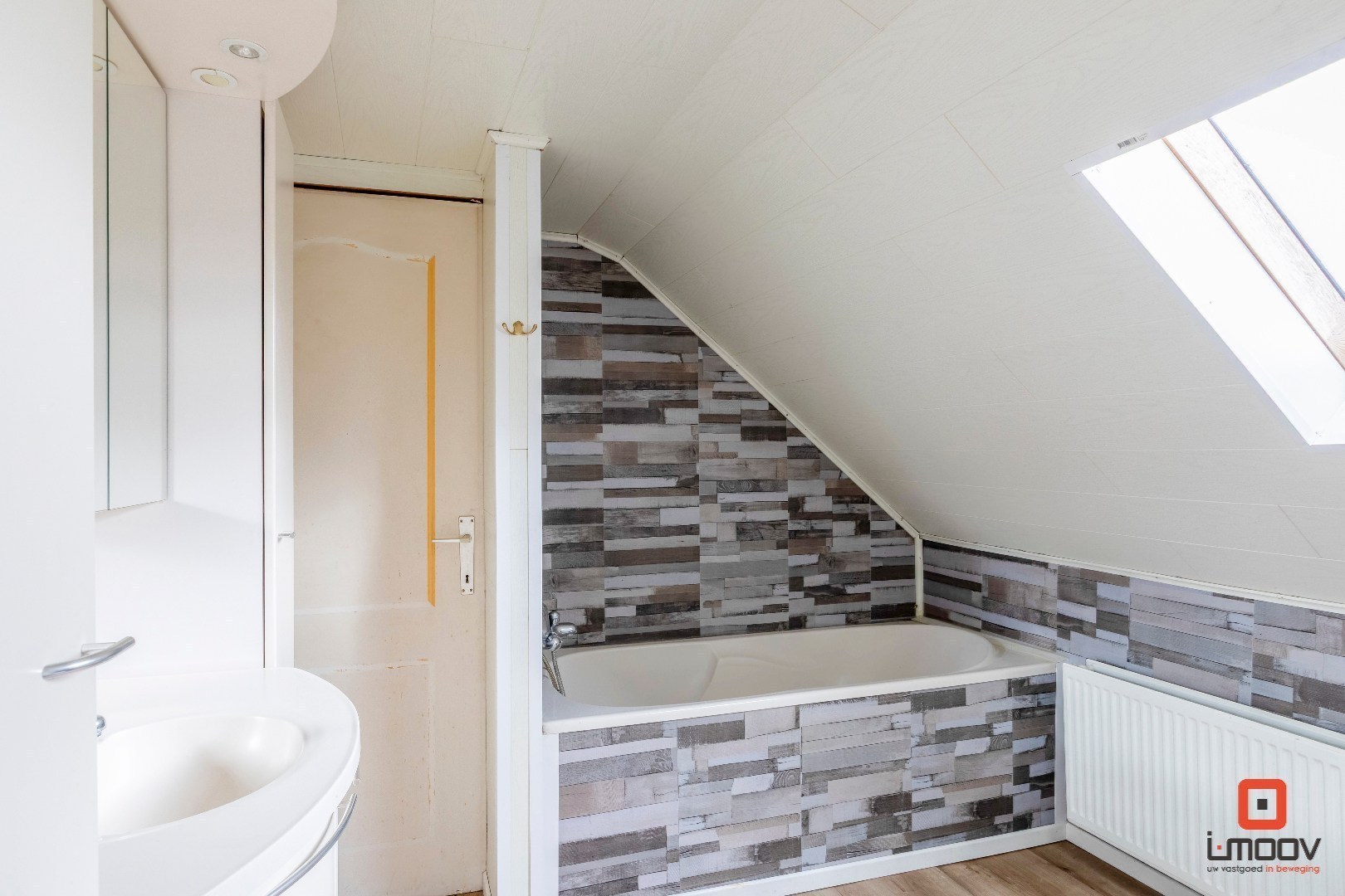 Ruim handelspand met appartement en tal van mogelijkheden in Hijfte (Lochristi) 