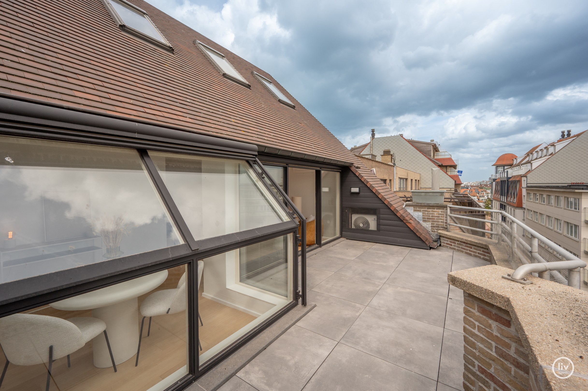 Magnifique appartement en duplex avec une largeur exceptionnelle de façade de 18 mètres et une terrasse généreuse orientée au sud offrant une vue dégagée sur l'arrière-pays de Knokke, à seulement 100 