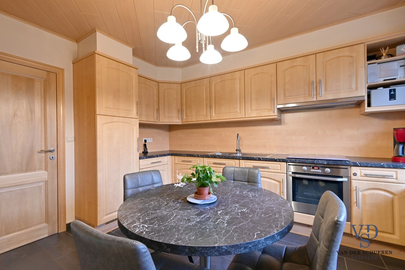 Degelijke bungalowwoning met garage 