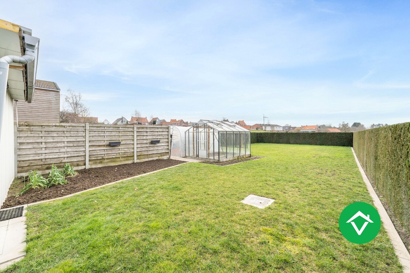 Alleenstaande woning met 4 slaapkamers en garage te Aartrijke 