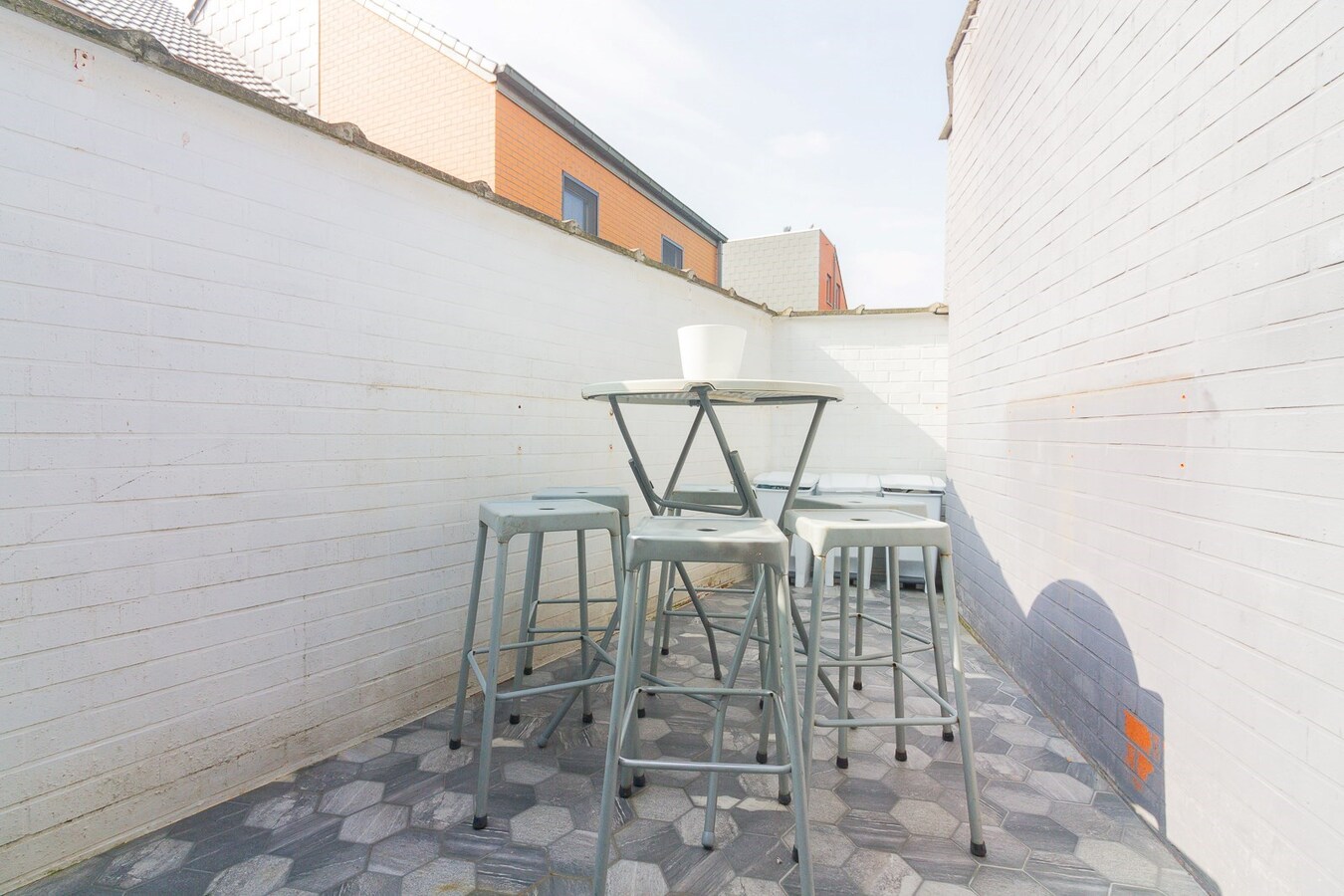 Maison rénovée avec 3 chambres et cour 