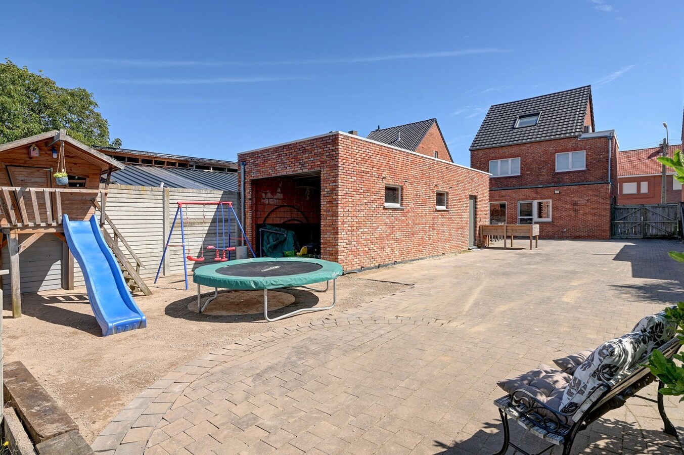 Grondig gerenoveerde woning met tuin, terras en 3 slaapkamers in Nieuwerkerken. 