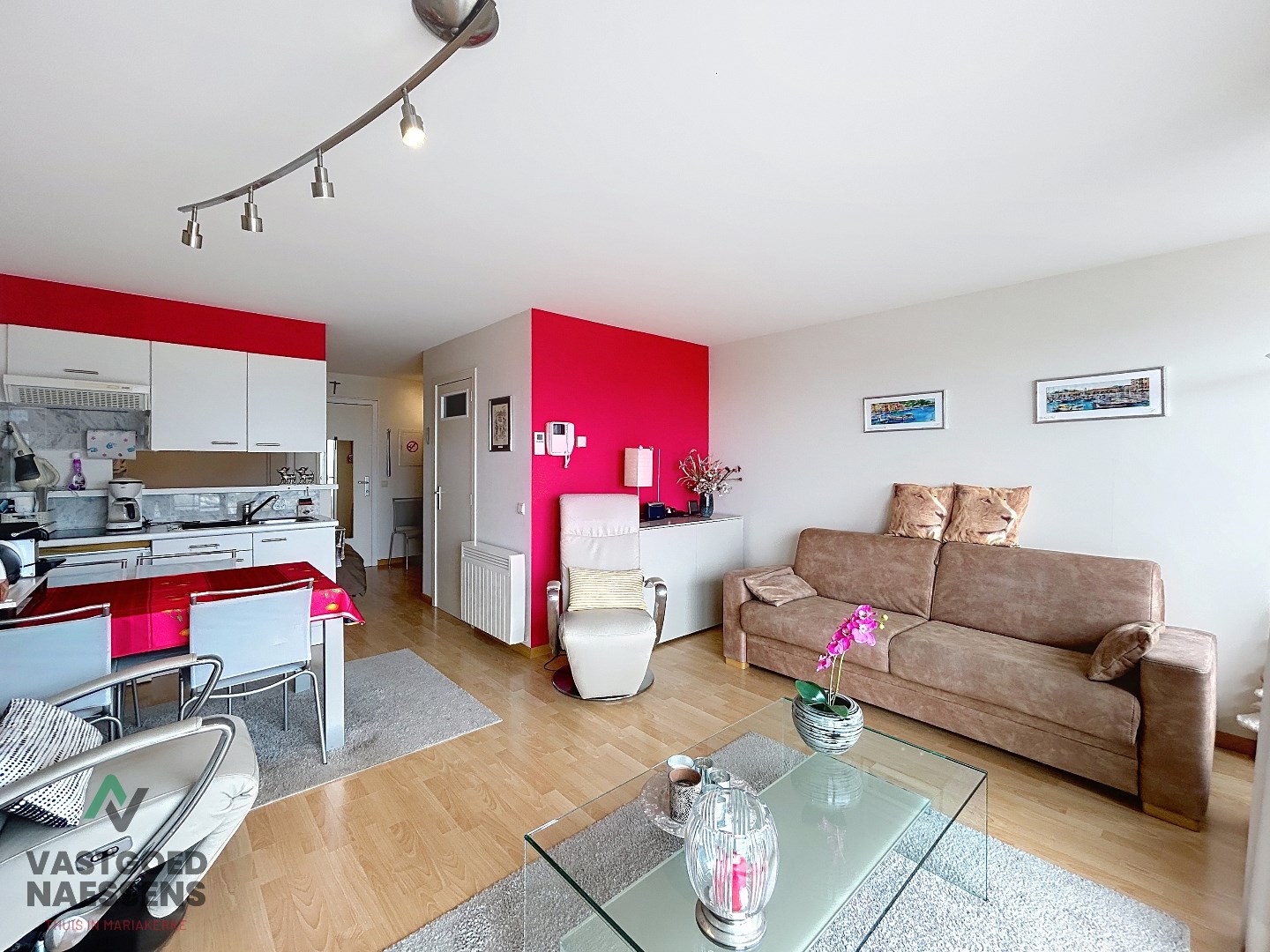 Studio prêt à emménager avec beaucoup de lumière naturelle et vue sur la mer. 