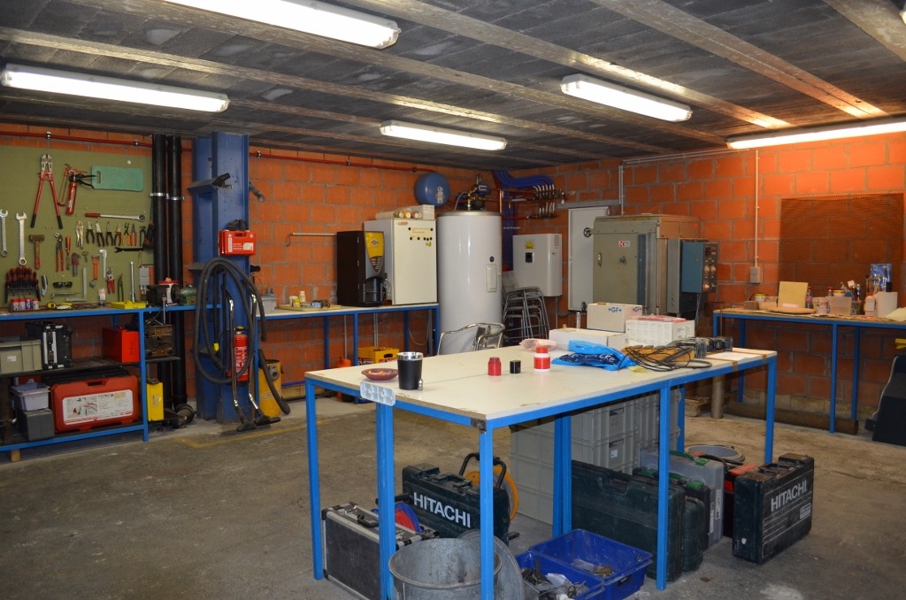 Magazijn (+/- 650m²), nieuwbouw duplex loft en bureau op 921m² goed gelegen te Maldegem 