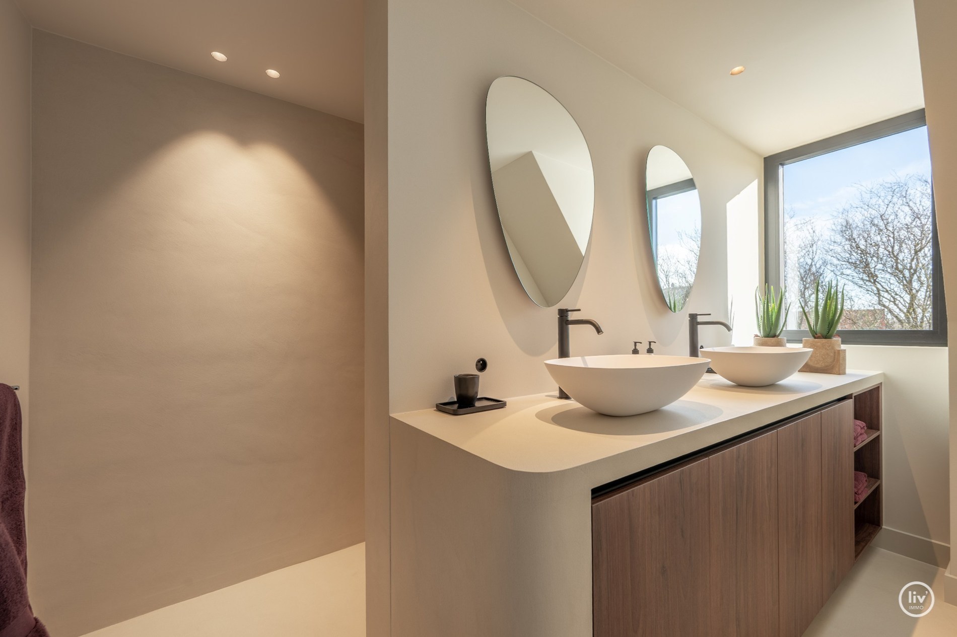 Magnifique villa rénovée, située sur un grand terrain de 1365 m2 dans un quartier résidentiel de villas, à proximité du centre de Knokke. 