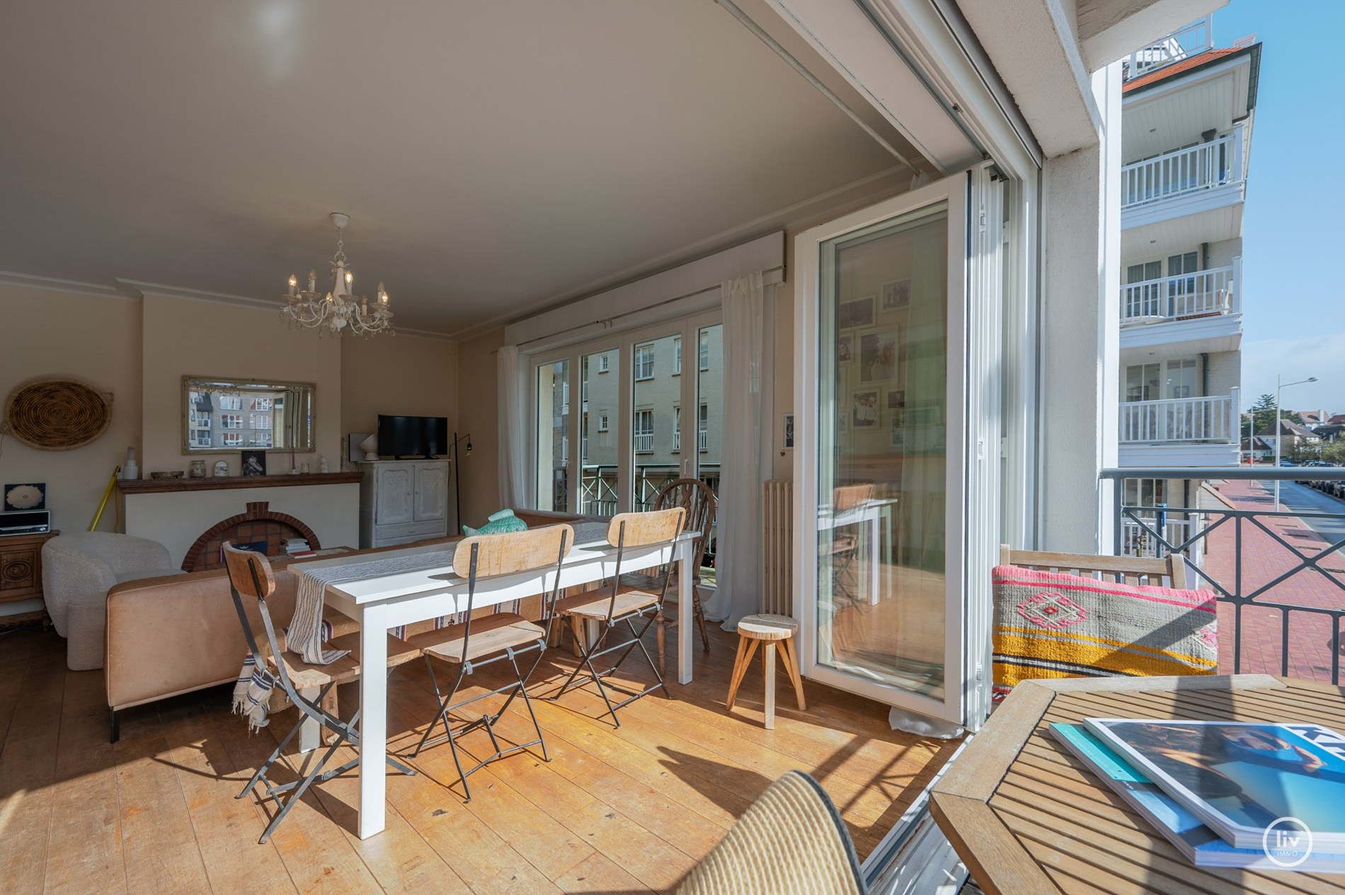 Zonnig HOEKappartement gelegen op de Van bunnenlaan met zicht op de Heilighart kerk te Knokke. 