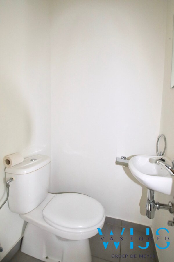 Ruim lichtrijk appartement met 4 slaapkamers te Eeklo ! 