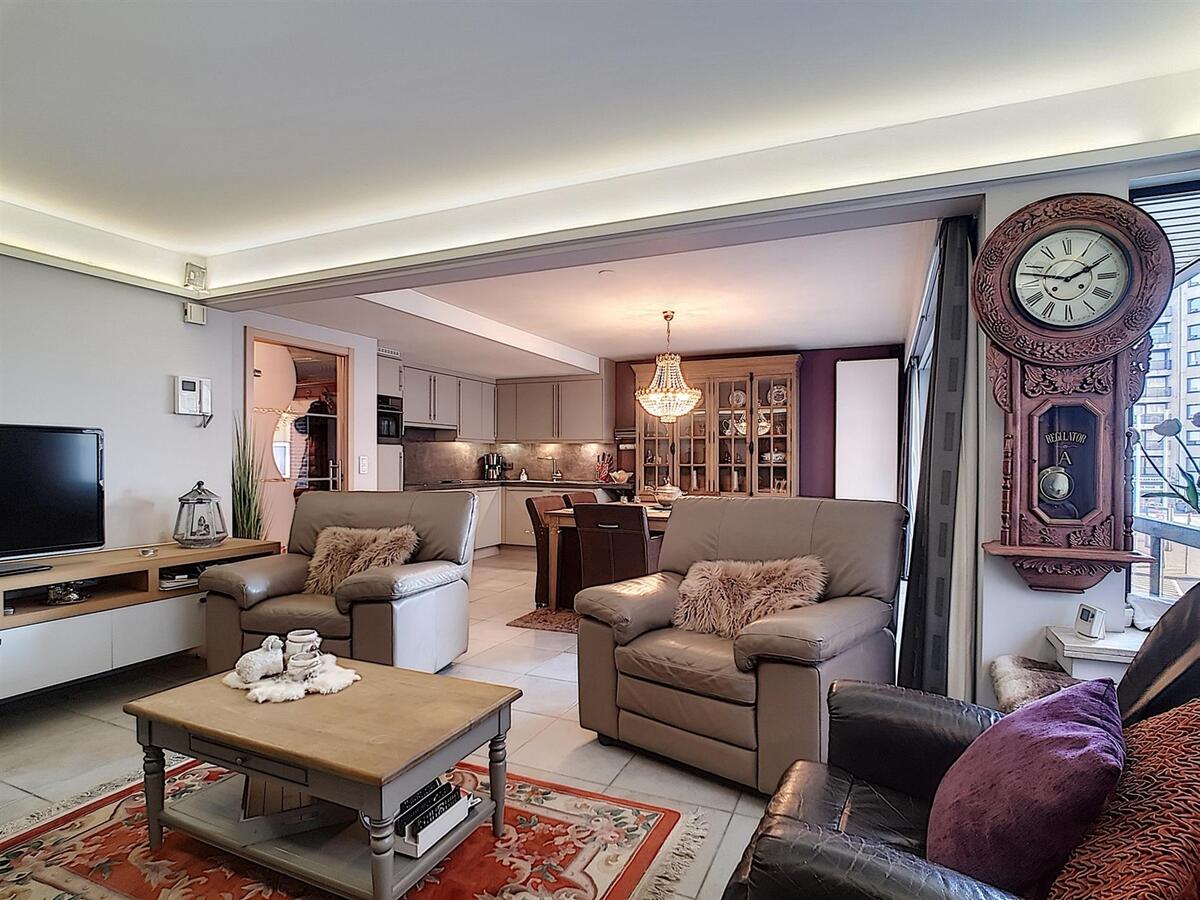 Verzorgd 2 slaapkamer appartement nabij het Heldenplein - Heist 