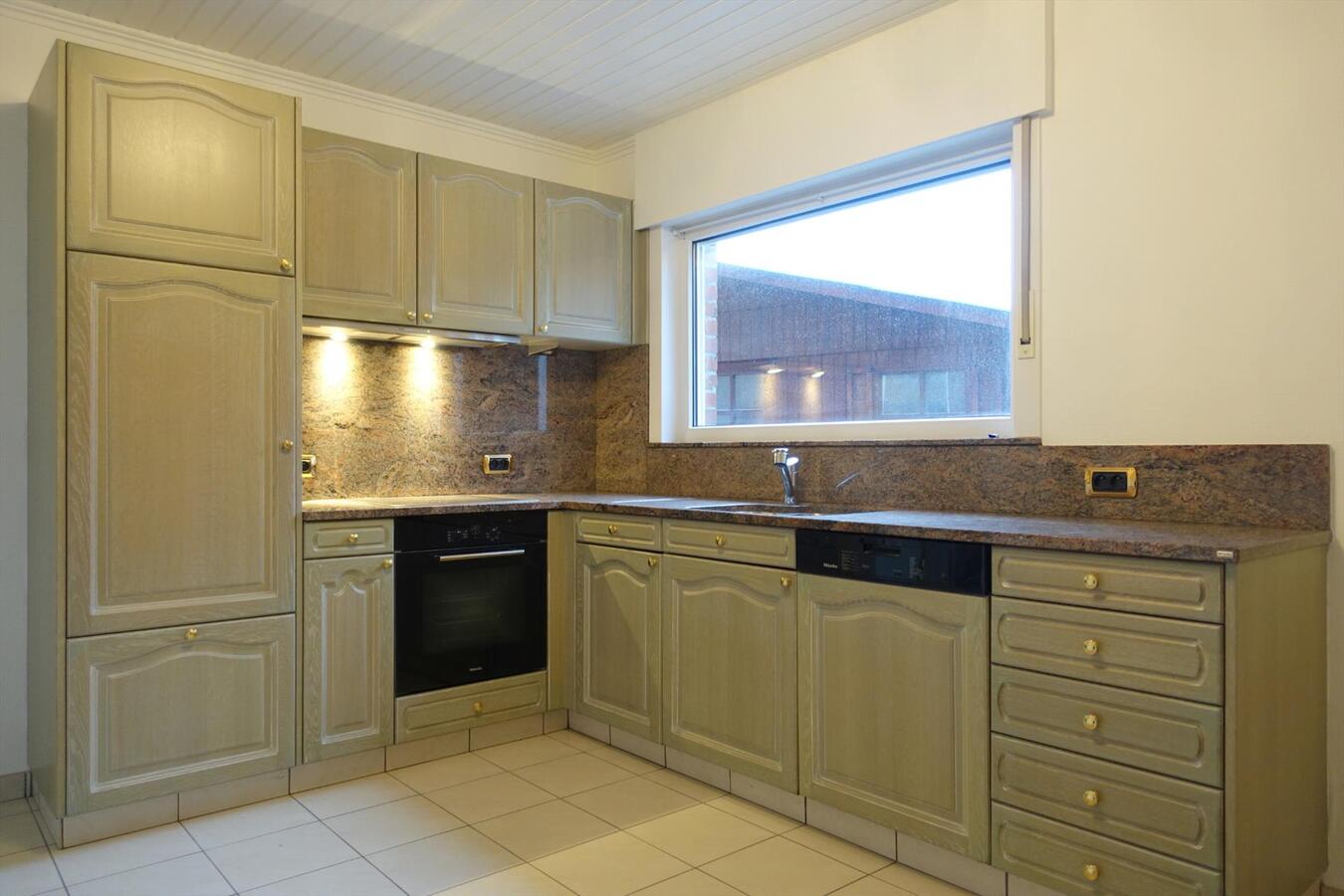 Halfopen woning met garage 