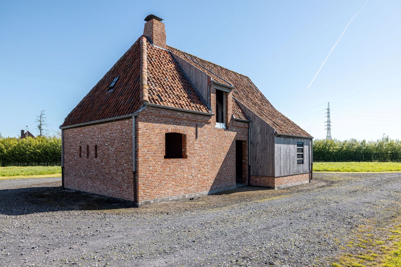 Landelijk gelegen ruwbouwhoeve met bijgebouwen 