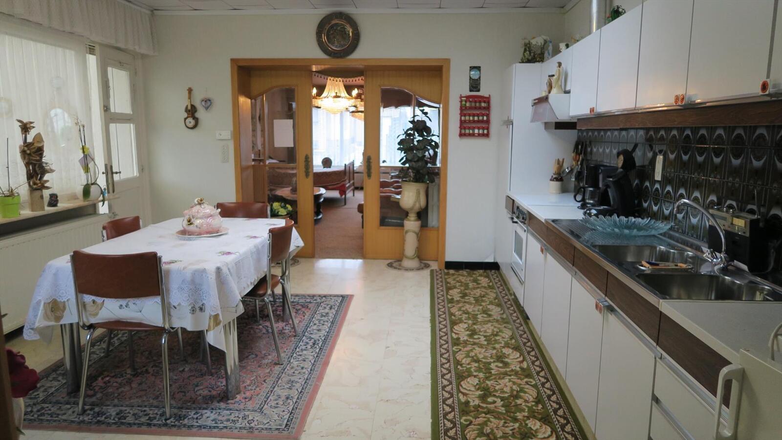 Degelijke halfopen woning met ruime vrijstaande garage 