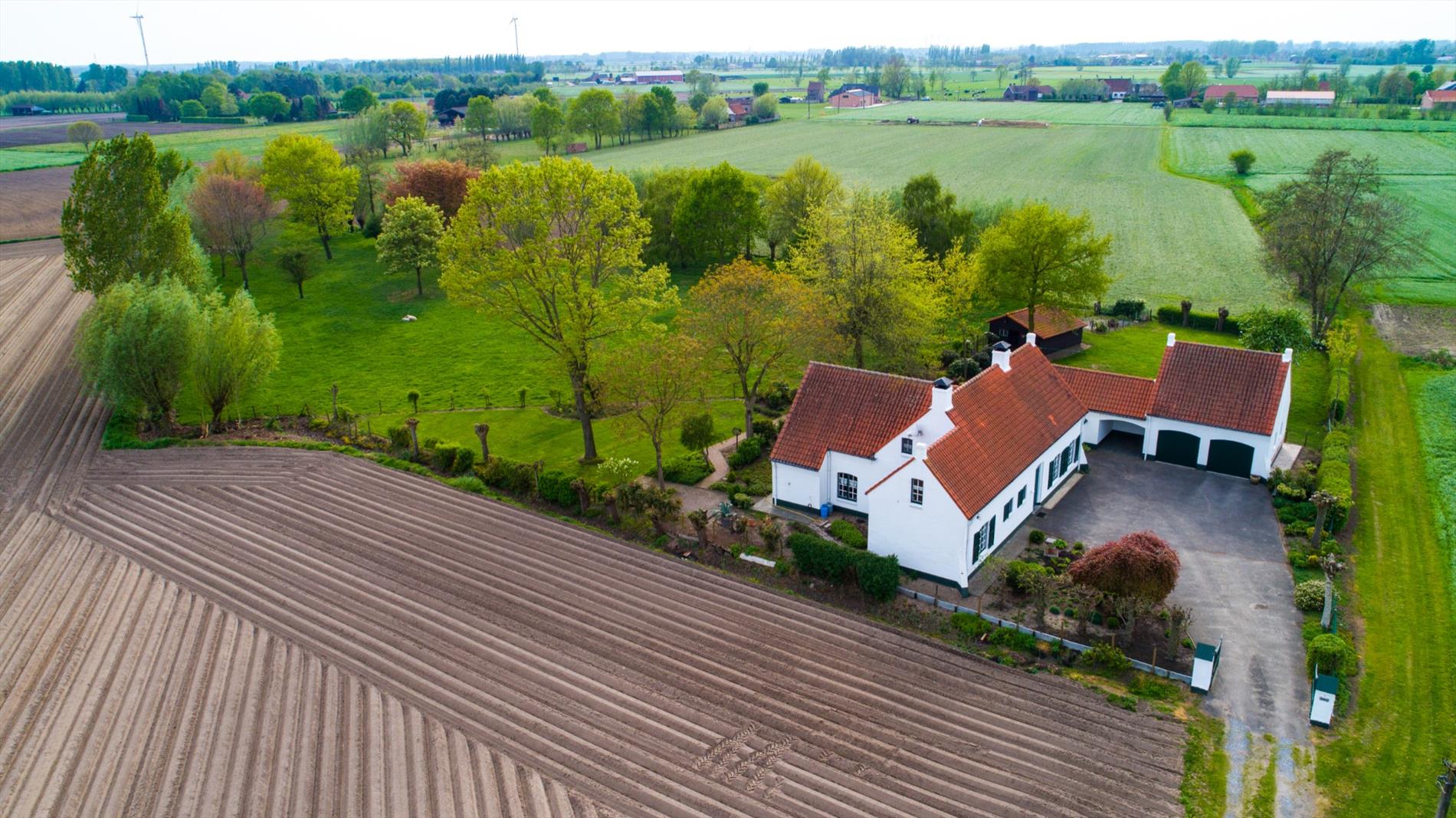 Uniek landhuis op 7.390m²  te Bassevelde 
