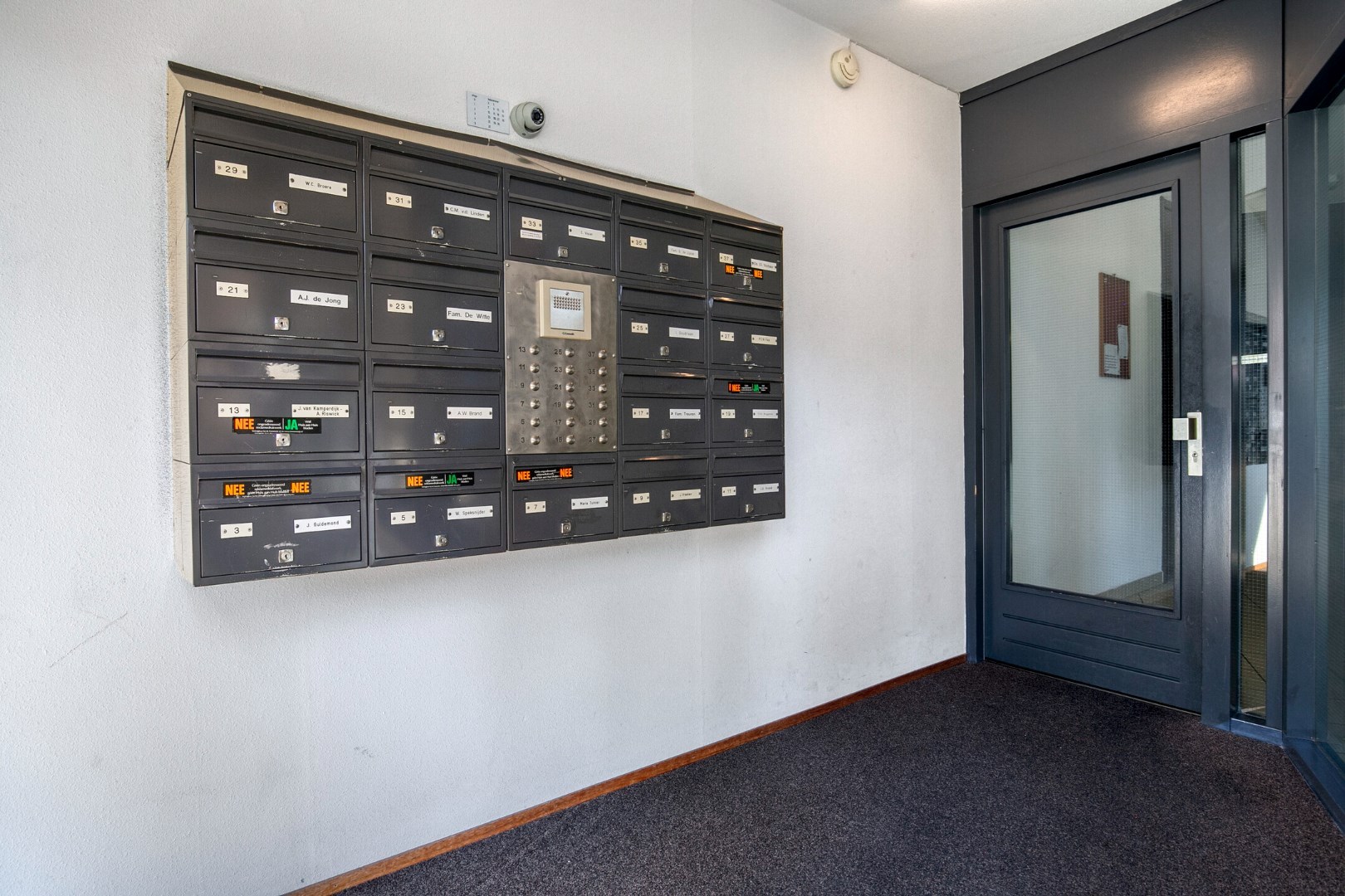 Royale 3 kamer benedenwoning met 2 slaapkamers, ruim terras en is gelegen op eigen grond. 