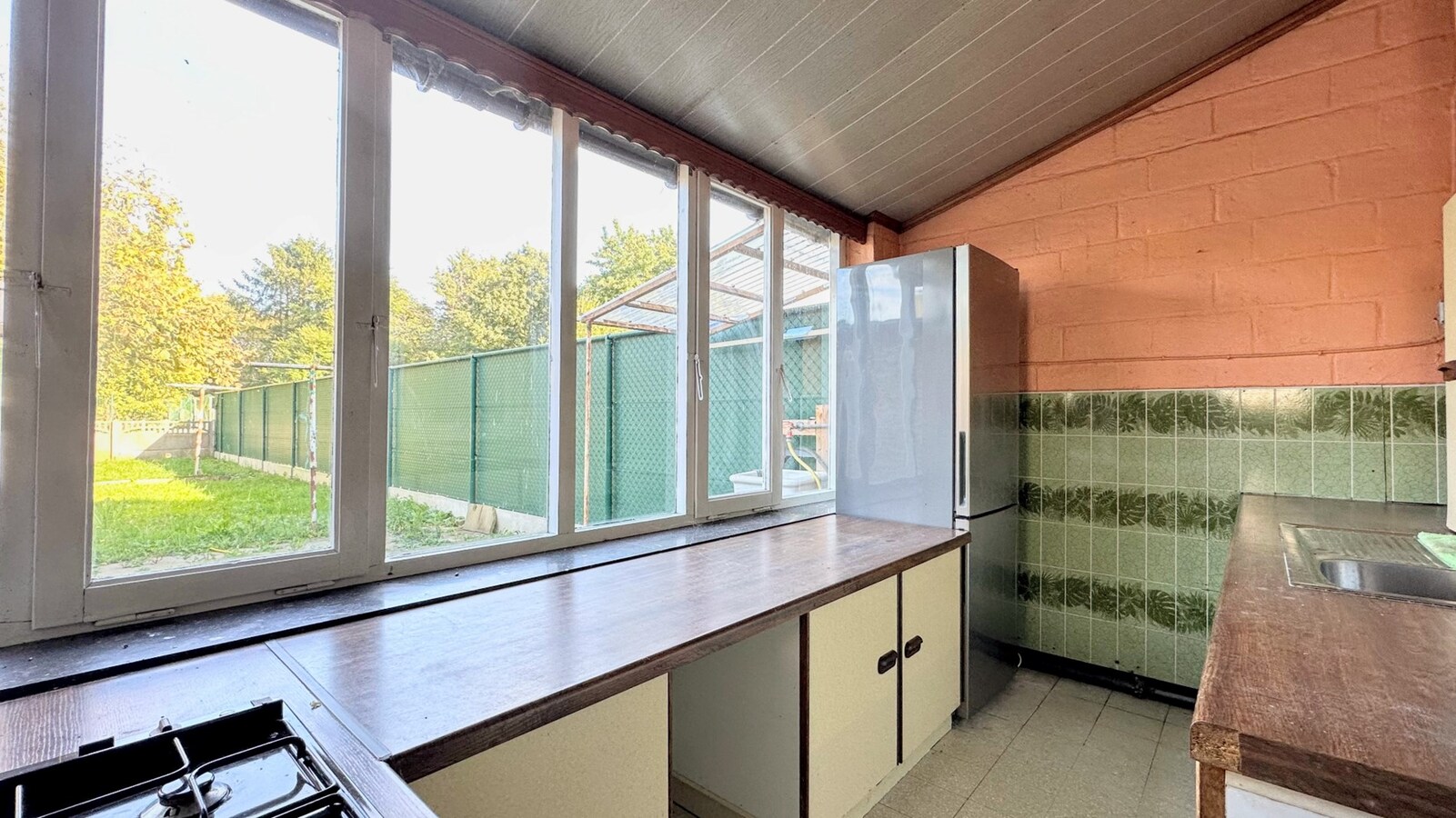 Te renoveren gezinswoning op royaal perceel van 1441 m² in rustige woonwijk 