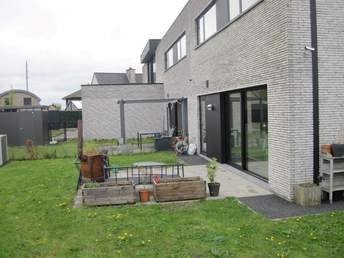 Eigentijdse Half Open Bebouwing met tuin en terras. 