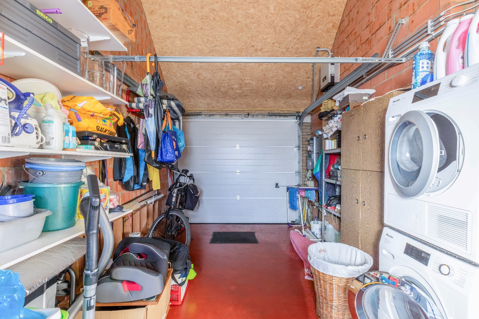 Verzorgde en instapklare halfopen bebouwing met zuidertuin en garage. 