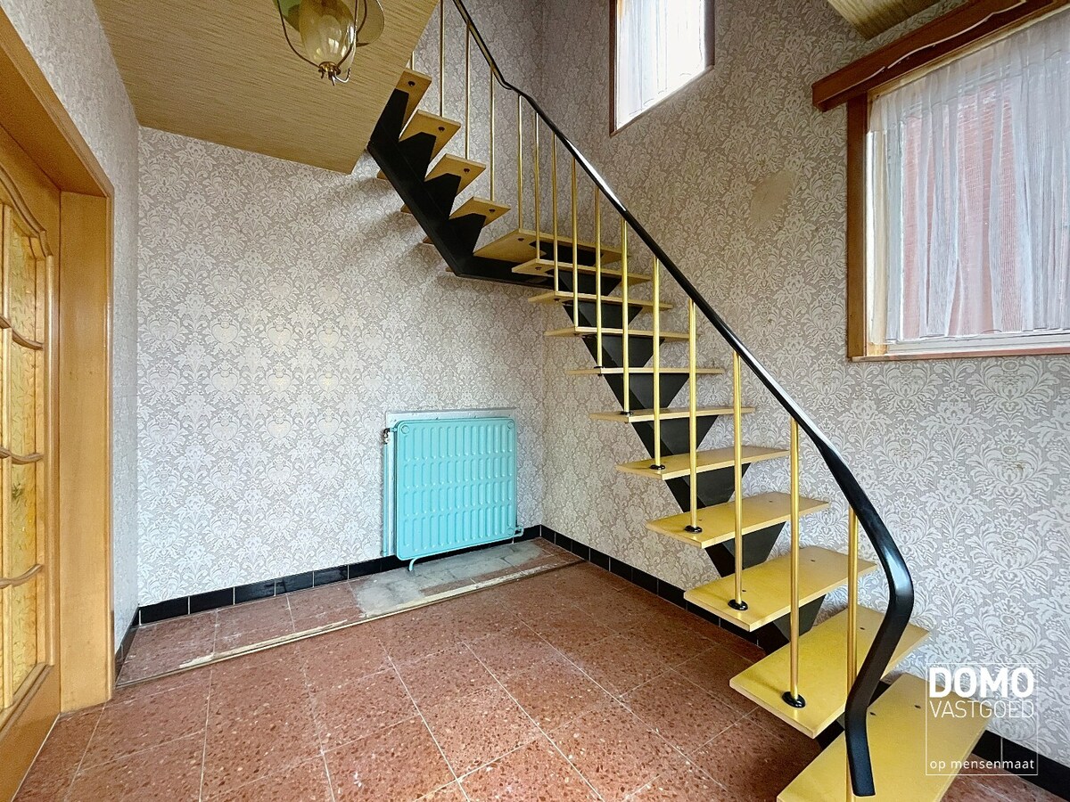 TE RENOVEREN WONING MET GARAGE, 3 SLAAPKAMERS EN GEZELLIGE TUIN OP EEN PERCEEL VAN 8A14CA 