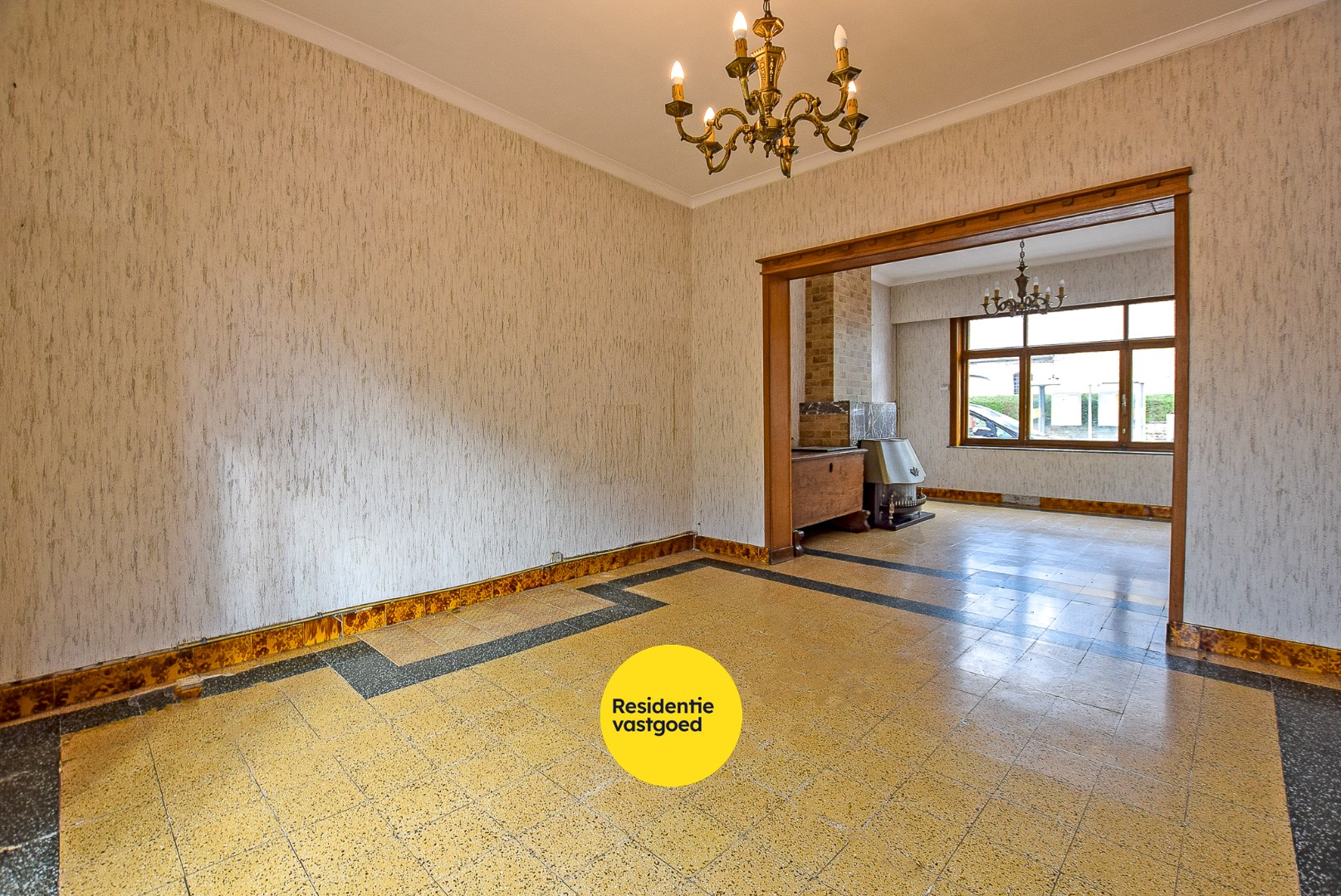 Zeer ruime te renoveren woning met statige gevel op 445 m² met zuid-west georiënteerde tuin. 