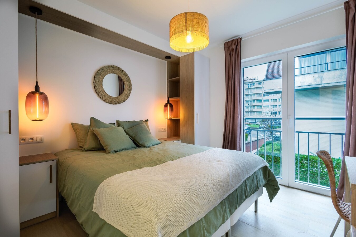 Volledig gerenoveerd hoekappartement met open zicht in exclusieve villaresidentie te Duinbergen 