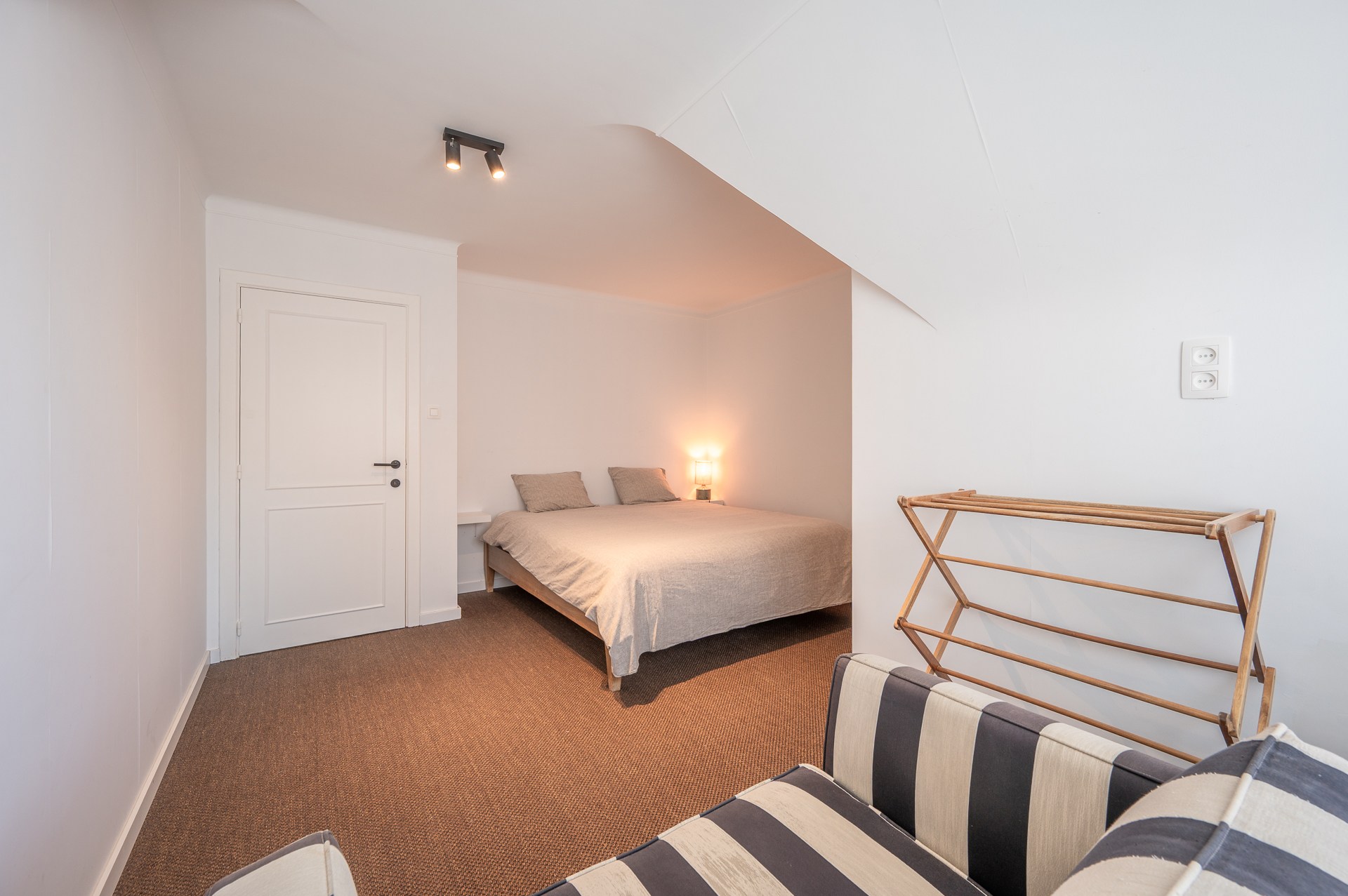 Appartement lumineux d'angle avec terrasse situé à distance de marche de la digue du Rubensplein. 