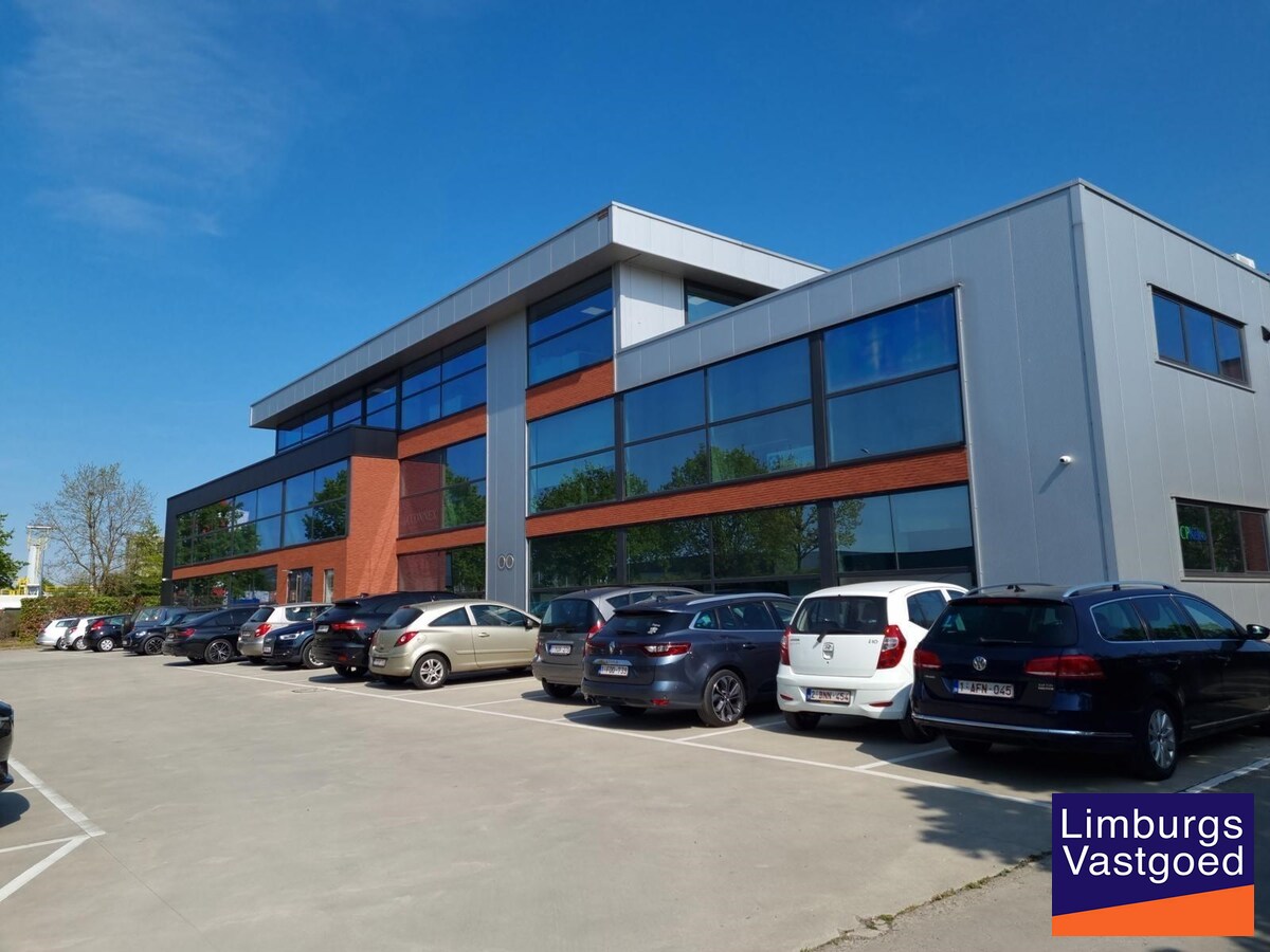 Terbeschikkingstelling van infrastructuur in vernieuwde kantoren met parking, 160m², Genk-Noord 
