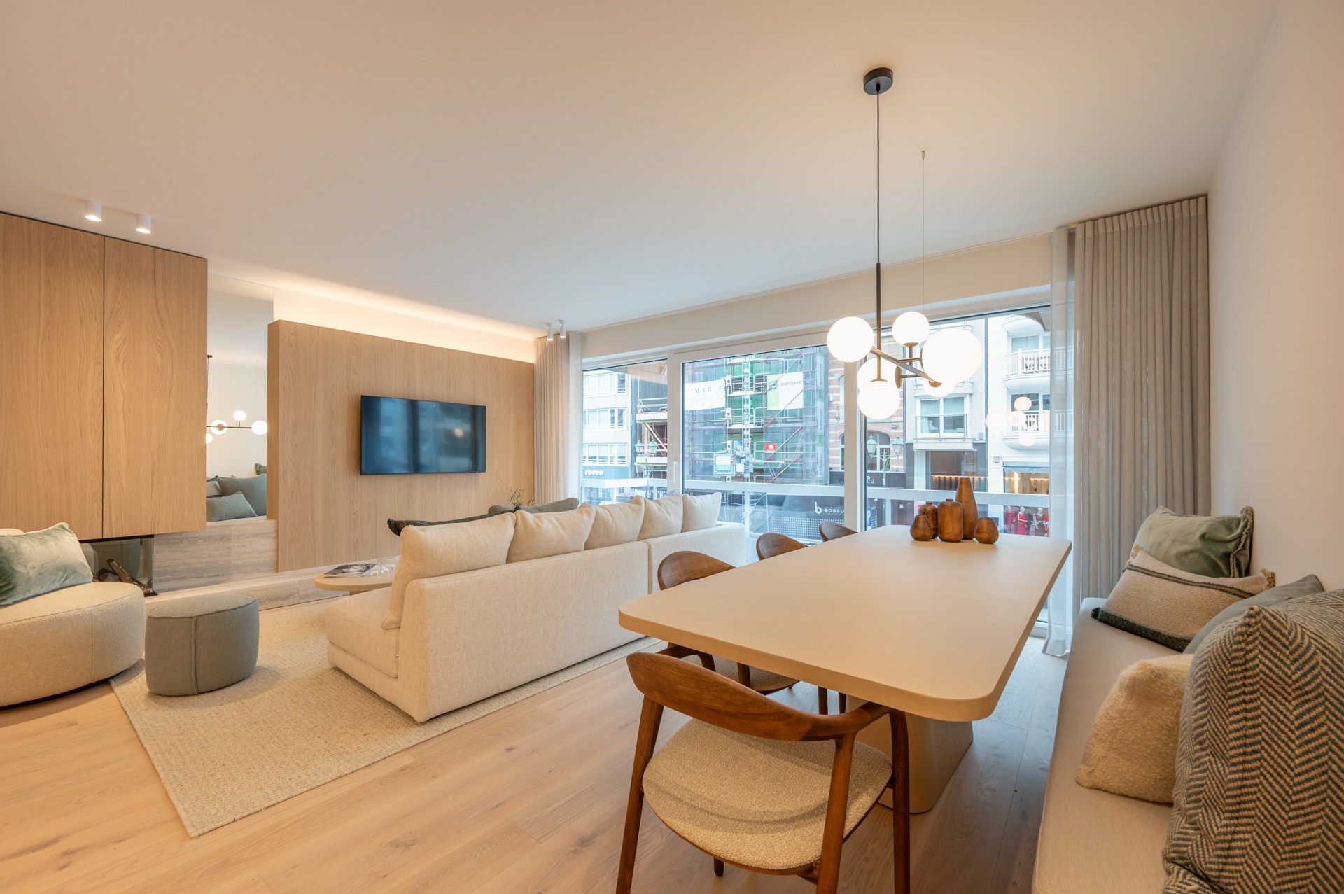 Prachtig gerenoveerd appartement met 3 slaapkamers centraal gelegen op de Lippenslaan te Knokke. 