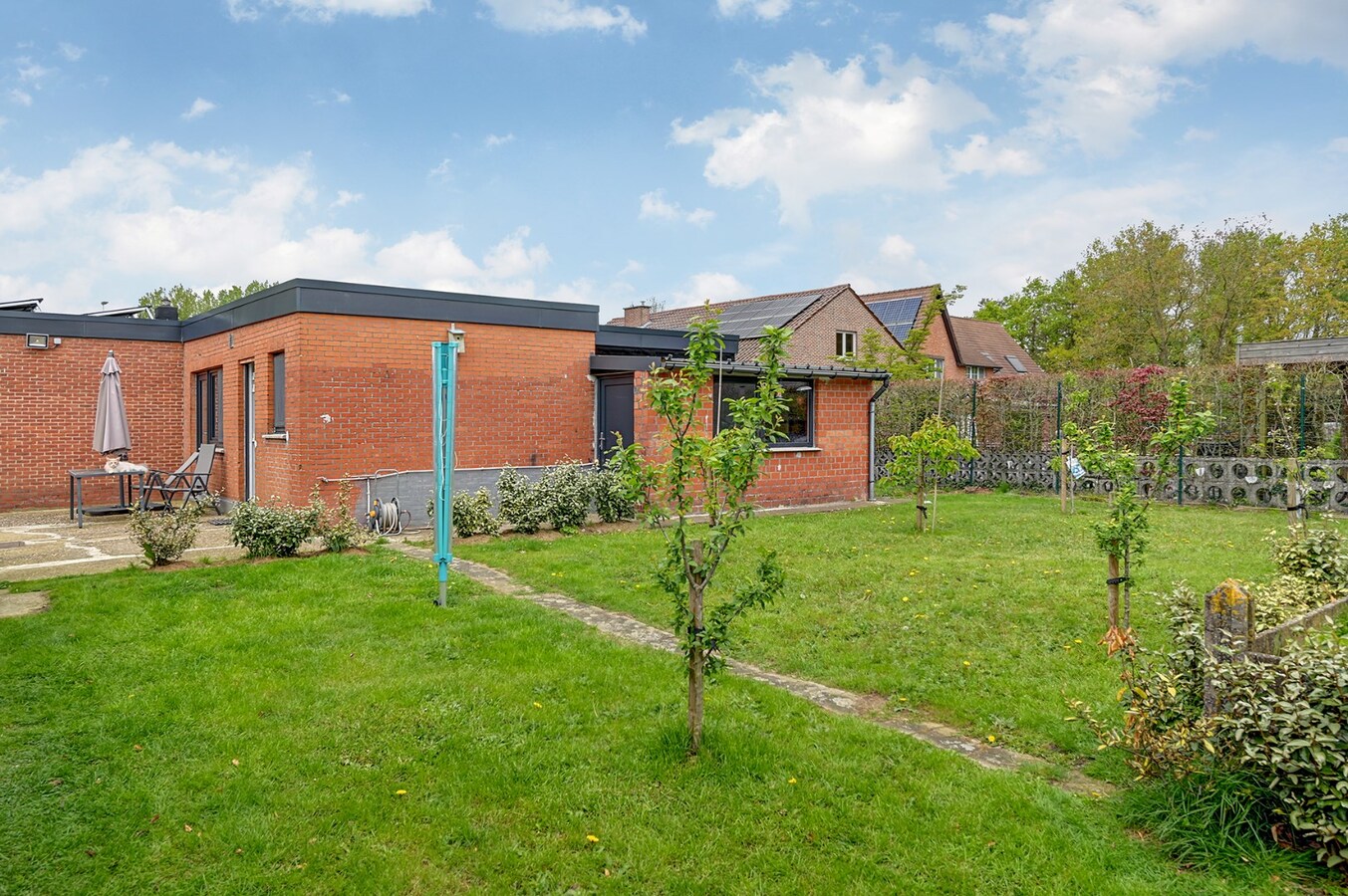 Zeer rustig gelegen gelijkvloerse woning met drie slaapkamers 