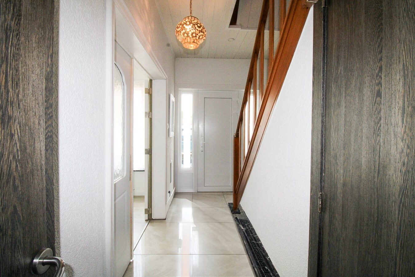 Verrassend ruime gezinswoning met energielabel B, vier slaapkamers en een uitgestrekte diepe tuin te koop in Sint-Niklaas! 