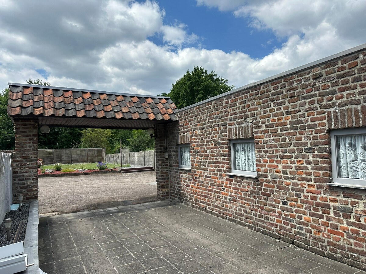 Charmant Leut : te renoveren woning met 3 slaapkamers, terras, tuin, garage, berging. 