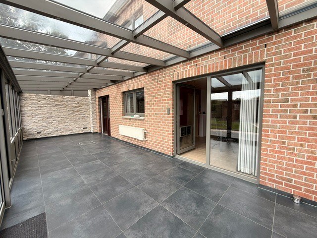 Halfopen woning met 3 slaapkamers, inpandige garage en mooie tuin in Kleine Brogel. 