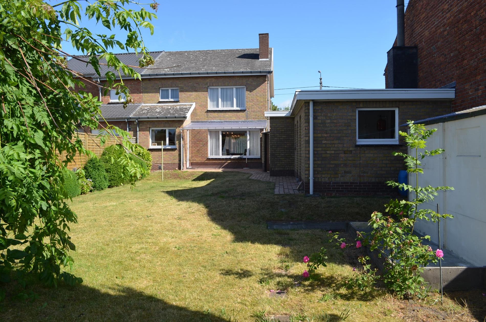 Op te frissen woning op 709m² rustig gelegen te Adegem 