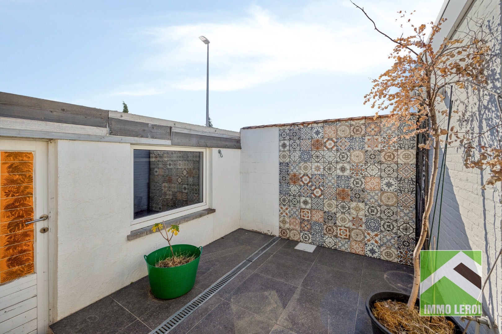 Binnenplaats met doorgang garage