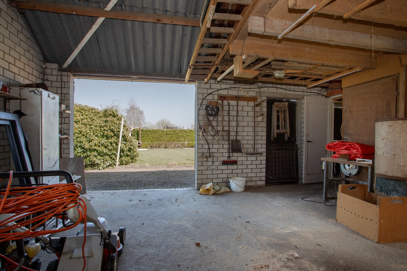 Royale halfvrijstaande woning met uitzicht over de landerijen, op korte afstand van het centrum. 