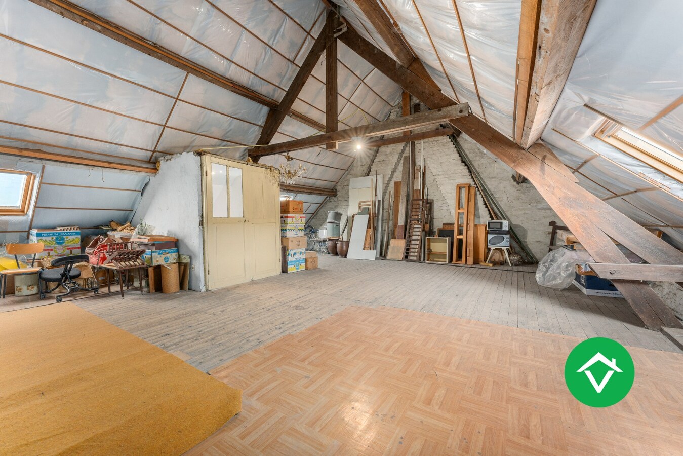 Ruim herenhuis met 4 slaapkamers en aparte garagebox in centrum Gistel 