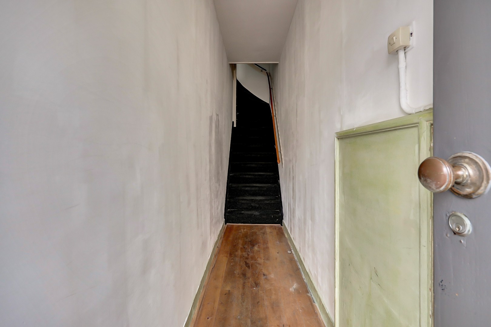 Sfeervol en karakteristiek jaren '30 bovenwoning met prachtige glas-in-lood details, 2 goede slaapkamers, ruime keuken en badkamer en gelegen op eigen grond! 