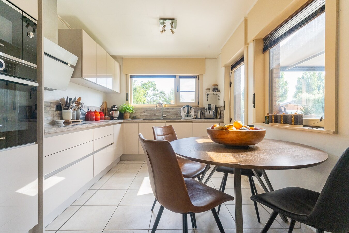 Maison entièrement rénovée, garage, parking, jardin. 