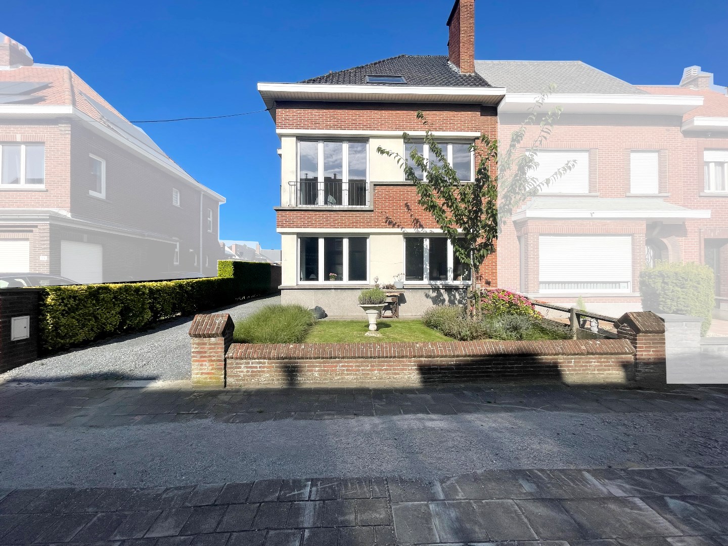 Halfopen ruime gezinswoning op 407m² 