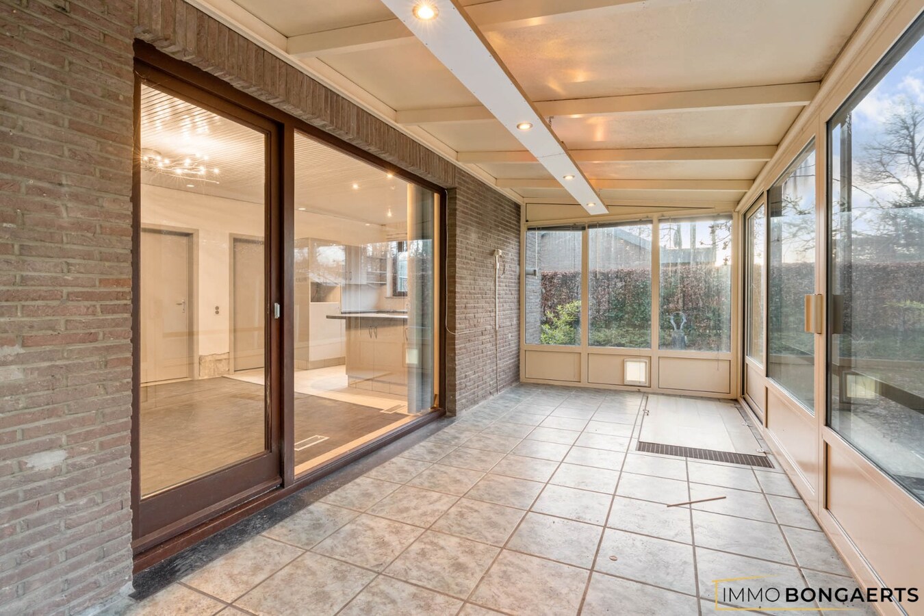 Gelijkvloerse woning met polyvalent bijgebouw 