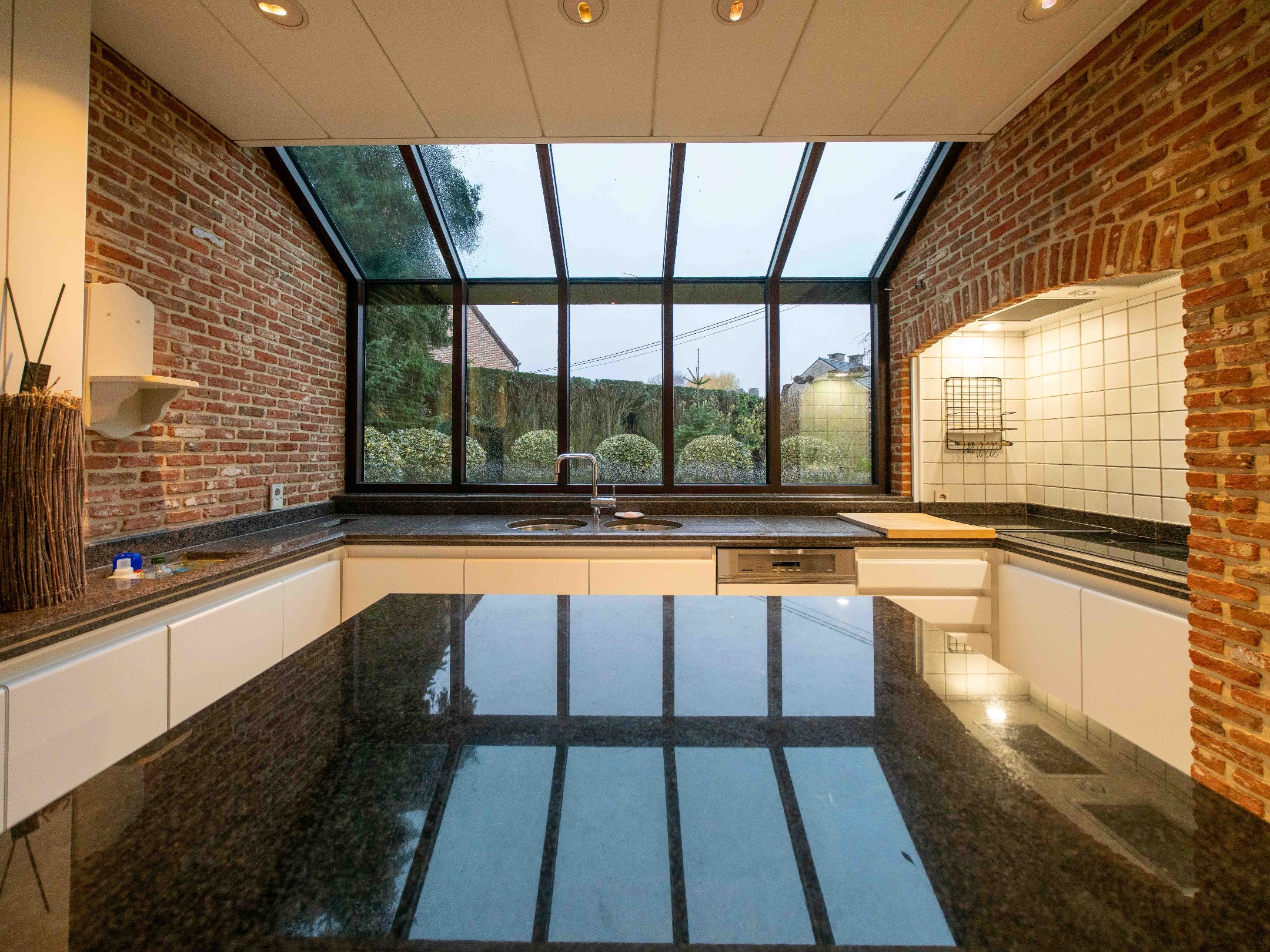 Villa met dubbele garage verscholen in het groen 