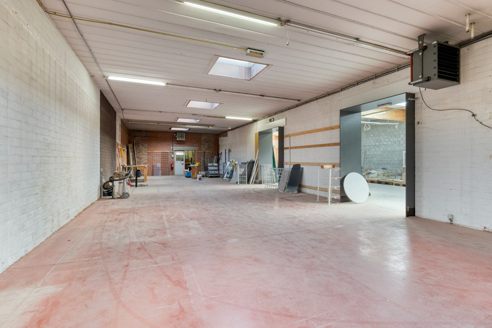 Handelsgelijkvloers met achter-inrit op commerciële ligging in centrum Geel 