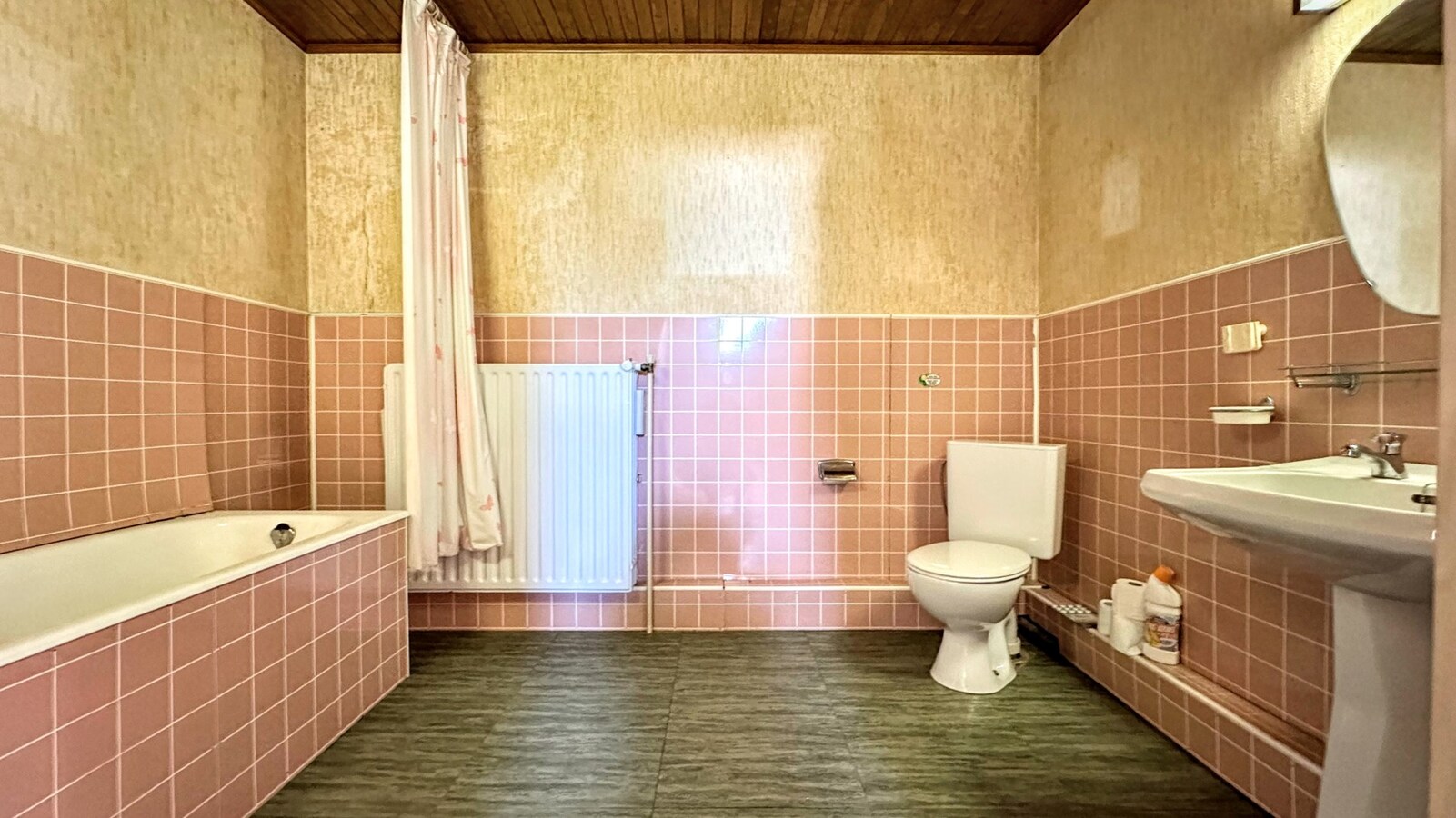 Te renoveren gezinswoning op royaal perceel van 1441 m² in rustige woonwijk 