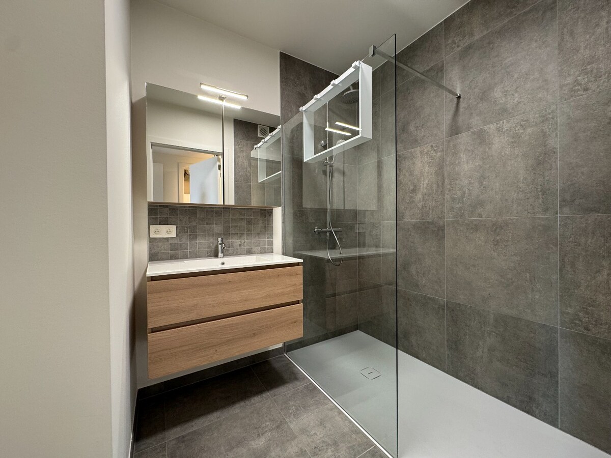 VOLLEDIG AFGEWERKT NIEUWBOUWAPPARTEMENT MET 2 SLAAPKAMERS, TERRAS, ONDERGRONDSE AUTOSTANDPLAATS EN KELDERBERGING IN RESIDENTIE "DE KWINT" TE ZONHOVEN 