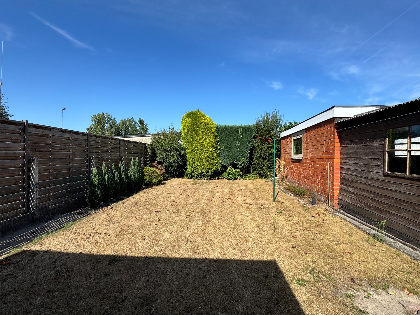 Kloeke halfopen bebouwing met tuin en dubbele garage. 