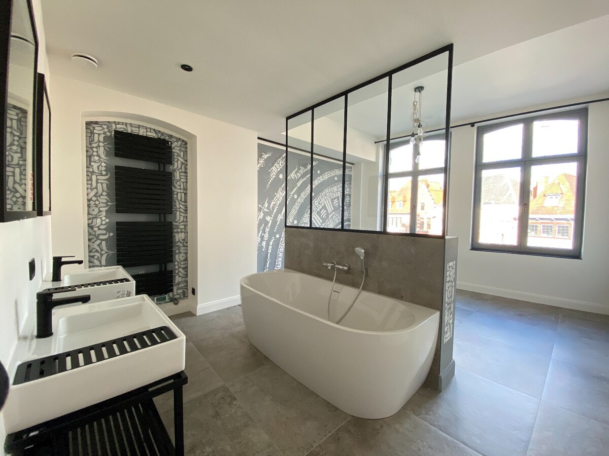 Superbe appartement entièrement décoré avec une grande chambre et terrasse. GRAND PLACE ! 