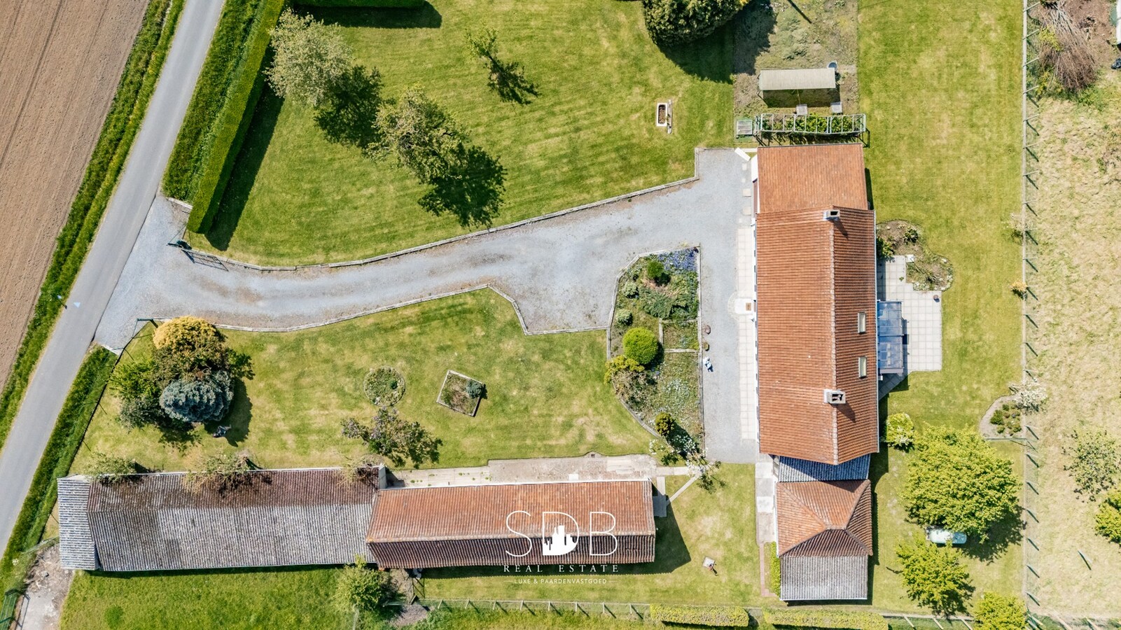 Authentieke hoeve met bijgebouwen en graslanden op 6.664m² met mogelijkheid tot bijkomend grasland op 3.070m² 